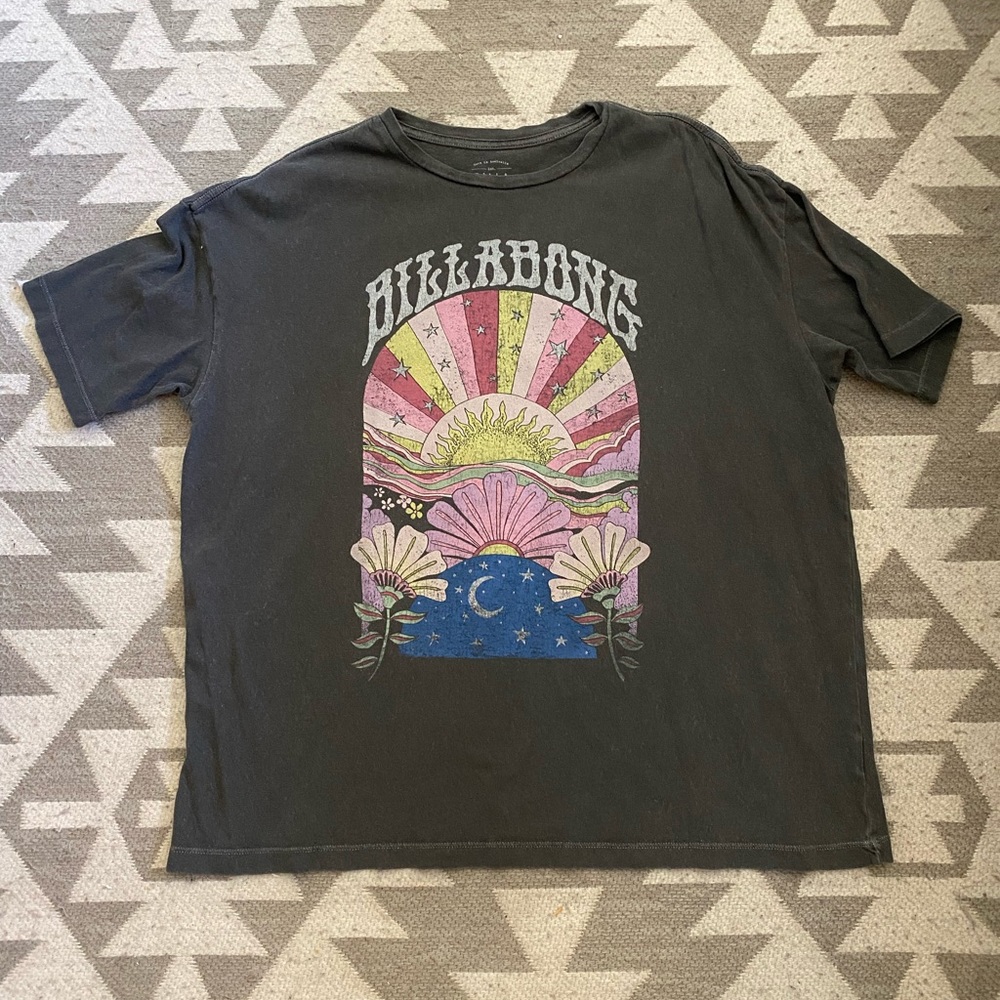 • B I L L A B O N G.. T E E•